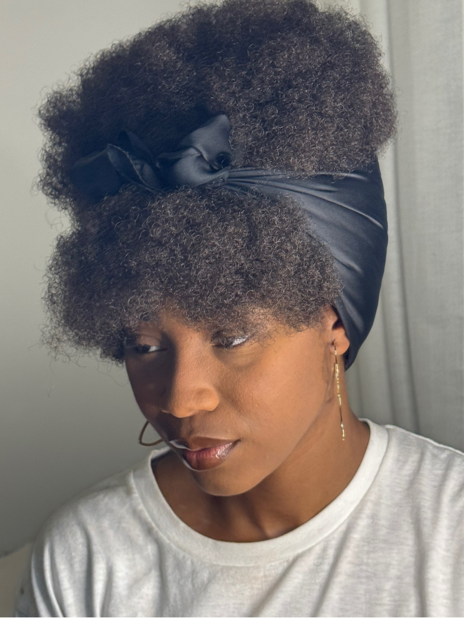 Foulard Satin Noir Intense – Élégance & Polyvalence