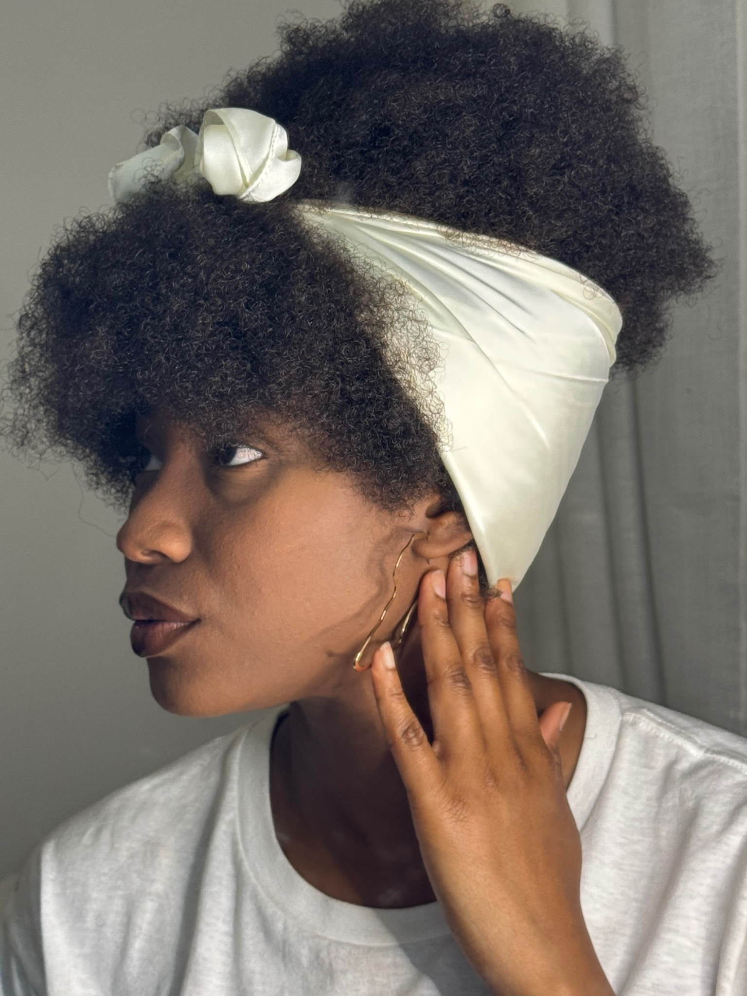 Foulard Satin Blanc – Fraîcheur & Élégance