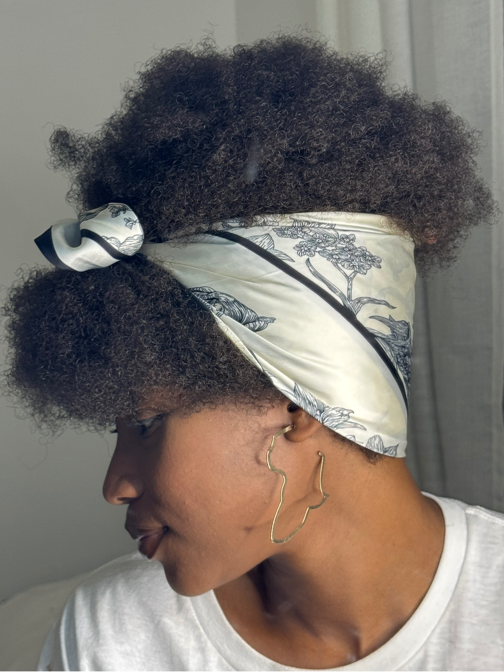 Foulard Élégance Florale Noir & Blanc