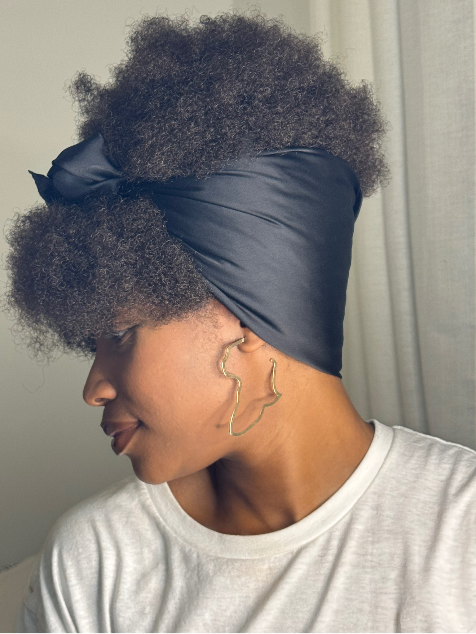 Foulard Satin Noir Intense – Élégance & Polyvalence