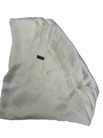 Foulard Satin Blanc – Fraîcheur & Élégance