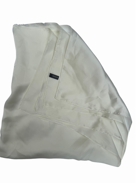 Foulard Satin Blanc – Fraîcheur & Élégance