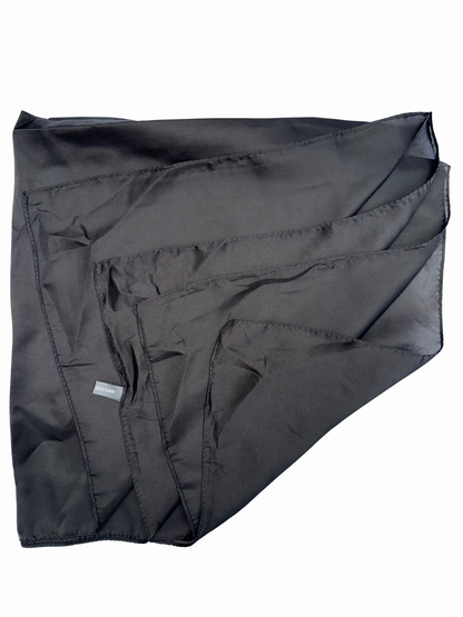 Foulard Satin Noir Intense – Élégance & Polyvalence